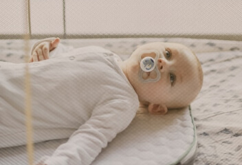 Bambino che riposa nella culla di un asilo nido