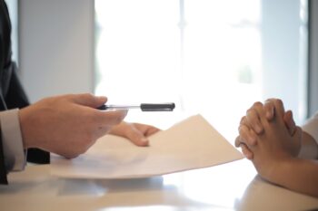 Firma di un documento durante una consulenza allo sportello