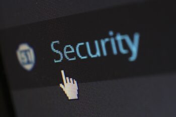 Schermo con la scritta Security e un cursore a forma di mano